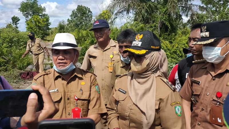 Kepala Dinas Lingkungan Hidup Machmoer mendampingi Wabup Kotim Irawati
