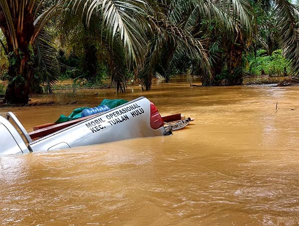 mobil kecamatan tualan hulu terseret arus sungai