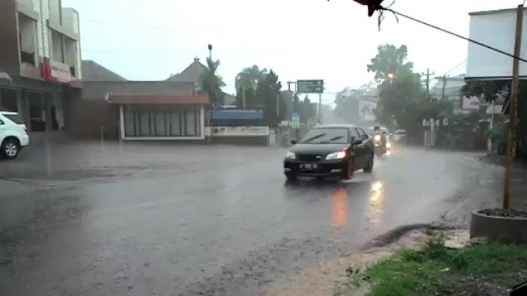 merawat mobil di musim hujan