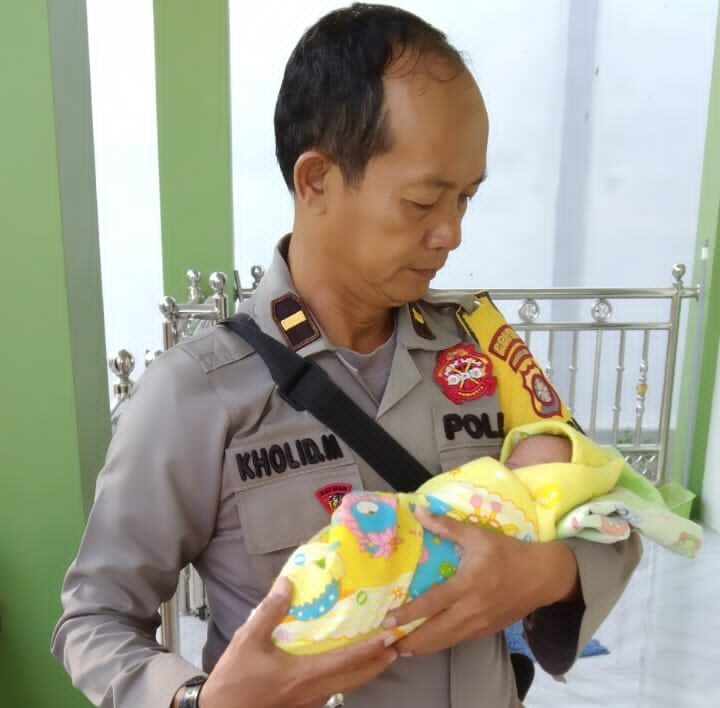 Bayi yang dibuang ketika digendong anggota kepolisian