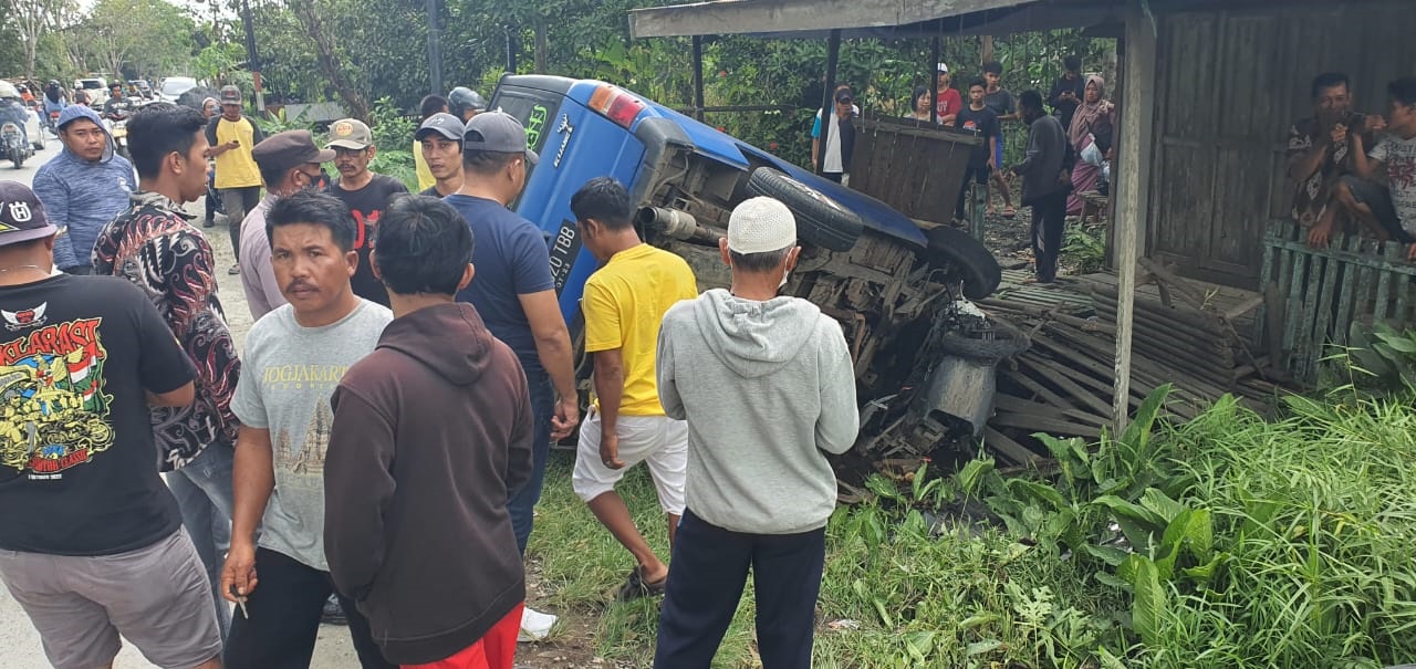 trans Kalimantan kilometer 3,5 Desa Anjir Mambulau Barat Kecamatan Kapuas Timur,lakalantas