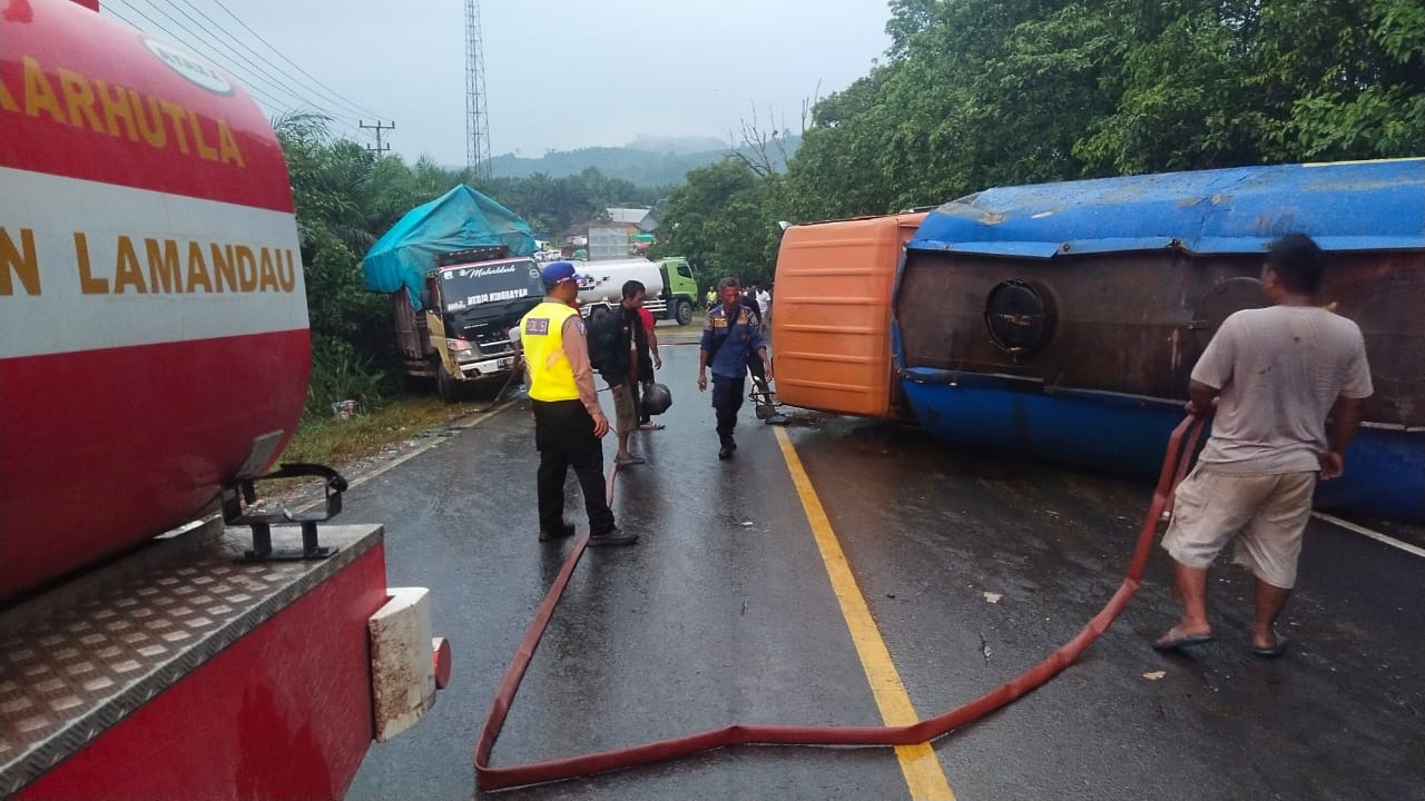 Truk CPO Terguling Tumpahkan Muatan Di Jalan Trans Kalimantan ...