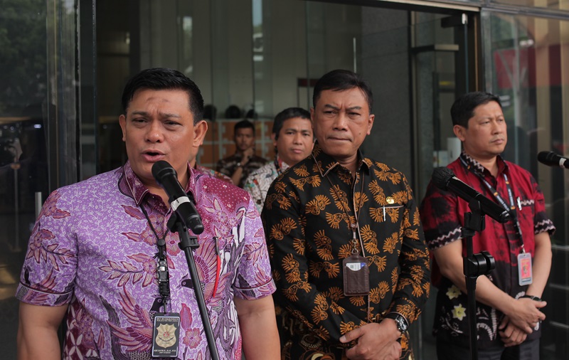 direktur ii koordinasi supervisi kpk brigren pol. yudiawan wibisono (tengah) bersama direktur reserse kriminal khusus polda metro jaya kombes pol ade safri simanjuntak (kiri) dan wadir tipikor bareskrim mabes polri kombes pol arief adiharsa (kanan) memberi