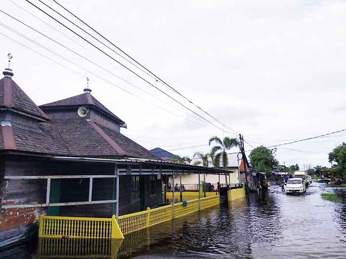 banjir di jalan padat karya kelurahan baru, kecamatan arut selatan, kabupaten kotawaringin barat