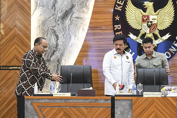 menko polhukam hadi tjahjanto (kedua kanan) didampingi menkominfo budi ari setiadi (kiri) bersiap memimpin rapat koordinasi tingkat menteri tentang pemberantasan judi online di kemenko polhukam, jakarta, rabu (19/6/2024).