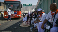 jamaah haji indonesia menunggu bus untuk kembali ke hotel di mina, makkah, arab saudi, selasa (18/6/2024).