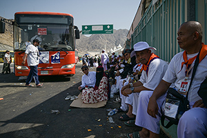 jamaah haji indonesia menunggu bus untuk kembali ke hotel di mina, makkah, arab saudi, selasa (18/6/2024).