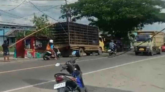 Kabel tersangkut truk