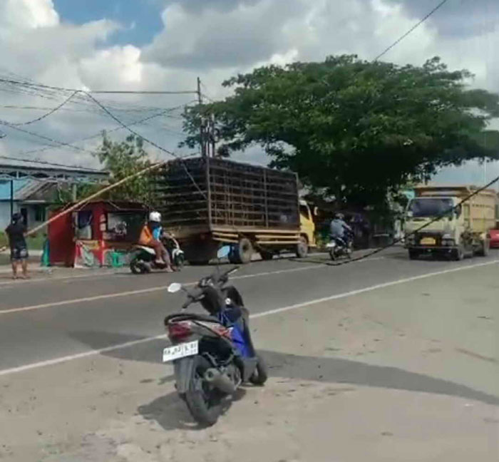 Kabel tersangkut truk