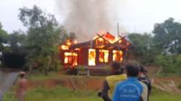 rumah terbakar