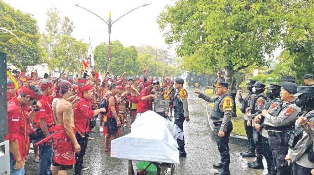 pasukan merah geruduk kemenag