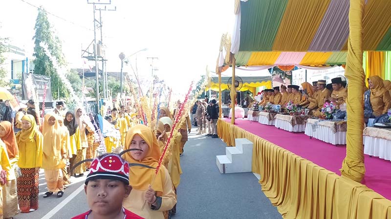 Peserta pawai nasi adab saat melintasi depan panggung kehormatan 