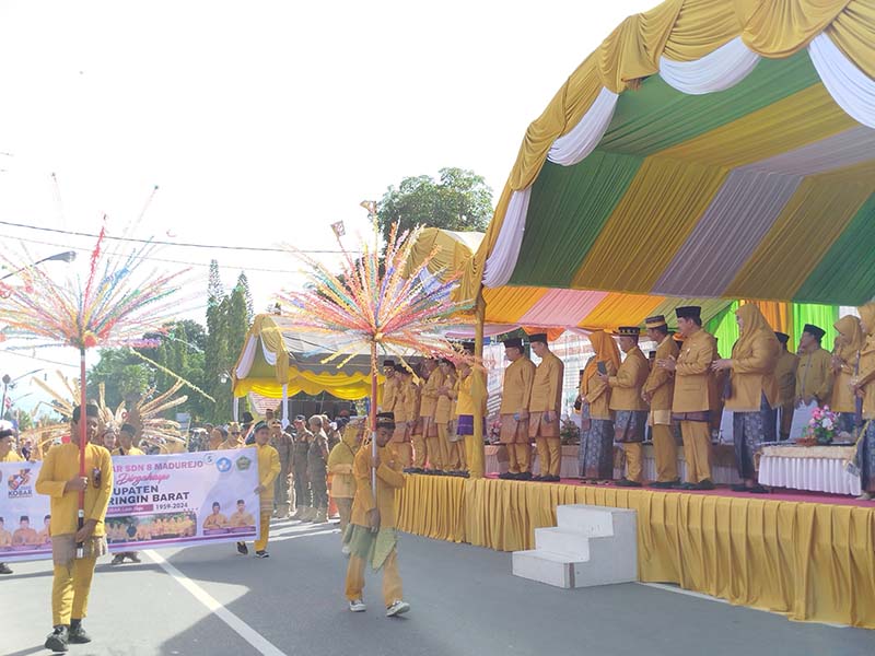 Pawai nasi adab HUT Kobar ke-65